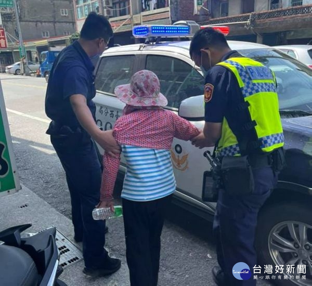 略有失智的阿嬤外出後忘記回家的路,熱心民眾報警協助,橋頭所員警立即前往以警用電腦查出阿嬤住處,平安送她回家。
