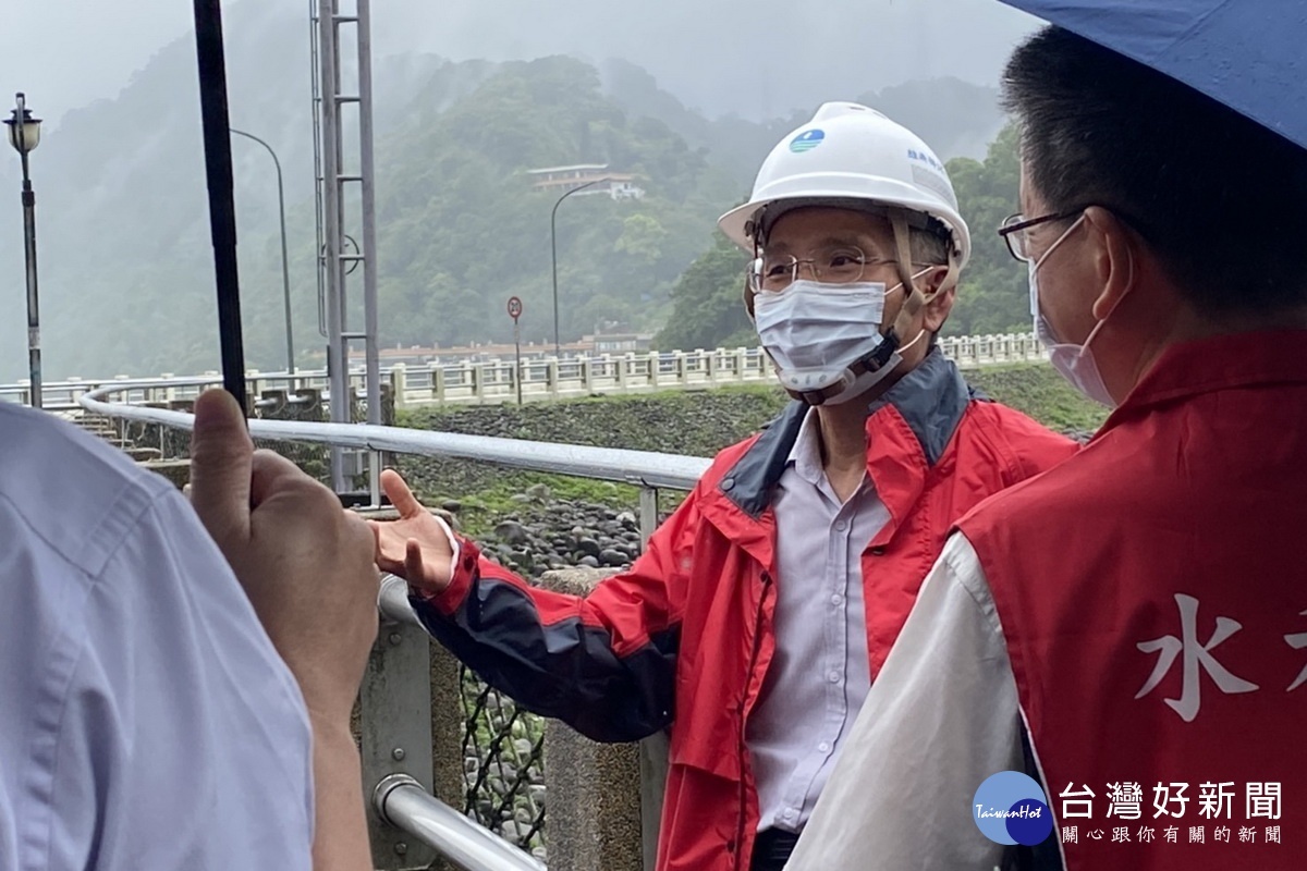 關心烟花颱風過境，經濟部水利署長賴建信前往石門水庫視察。