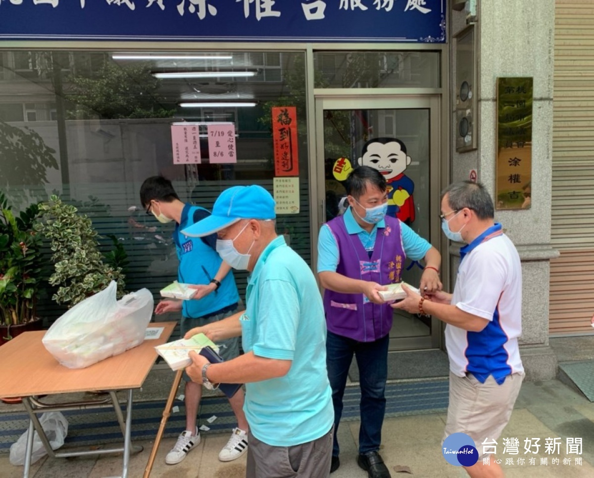 市議員涂權吉聯絡楊梅愛心社,發起「關懷弱勢、愛心便當」免費贈送活動