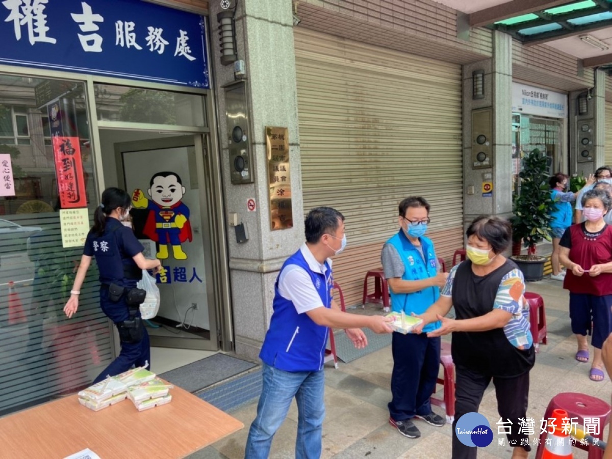 市議員涂權吉聯絡楊梅愛心社,發起「關懷弱勢、愛心便當」免費贈送活動