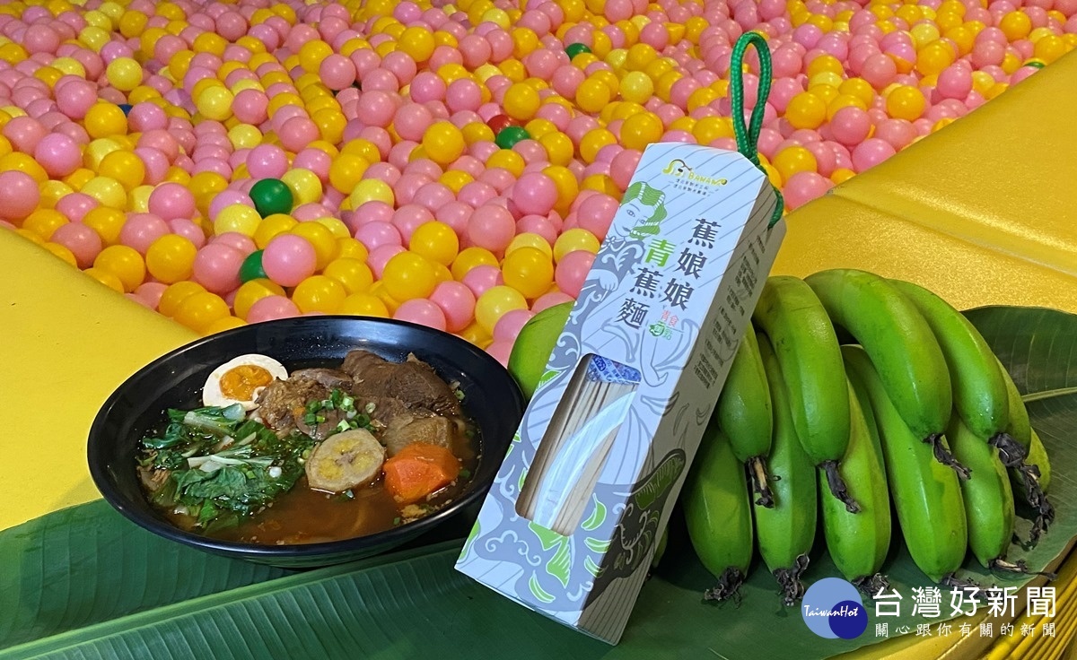 用綠香蕉入菜,放在牛肉麵當中,顛覆對吃香蕉的印象。(記者賴淑禎攝)