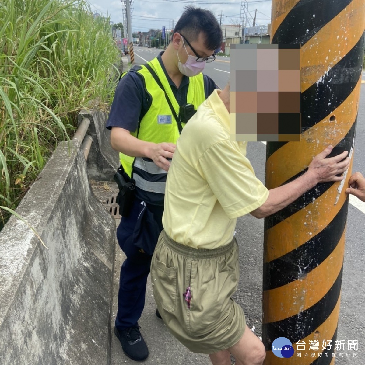 8旬老翁外出迷路,機智警助其返家