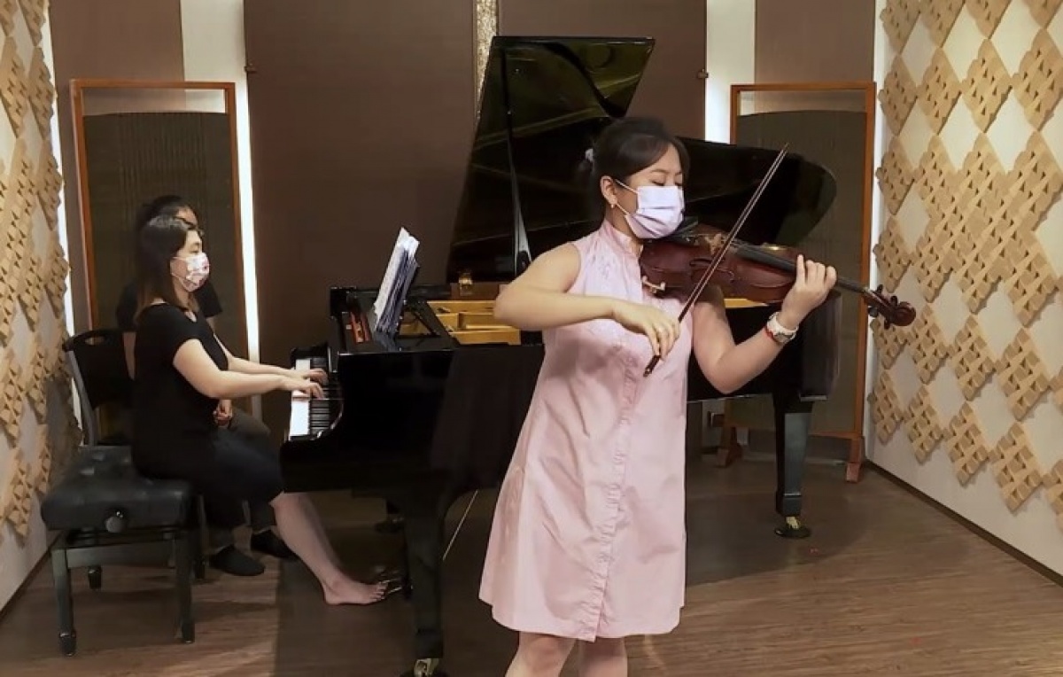 小提琴家陳俞汎及鋼琴家蘇映竹，聯手帶來優美撫慰人心的「點燈偈」療癒樂音