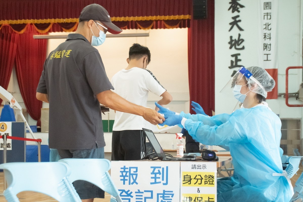 桃園市長鄭文燦視察桃園市汽車貨運業及外送人員專案疫苗施打運作情形。