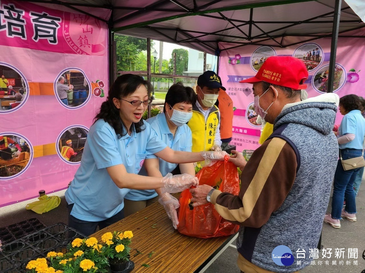 各式草花可美化家園。（竹山公所提供）