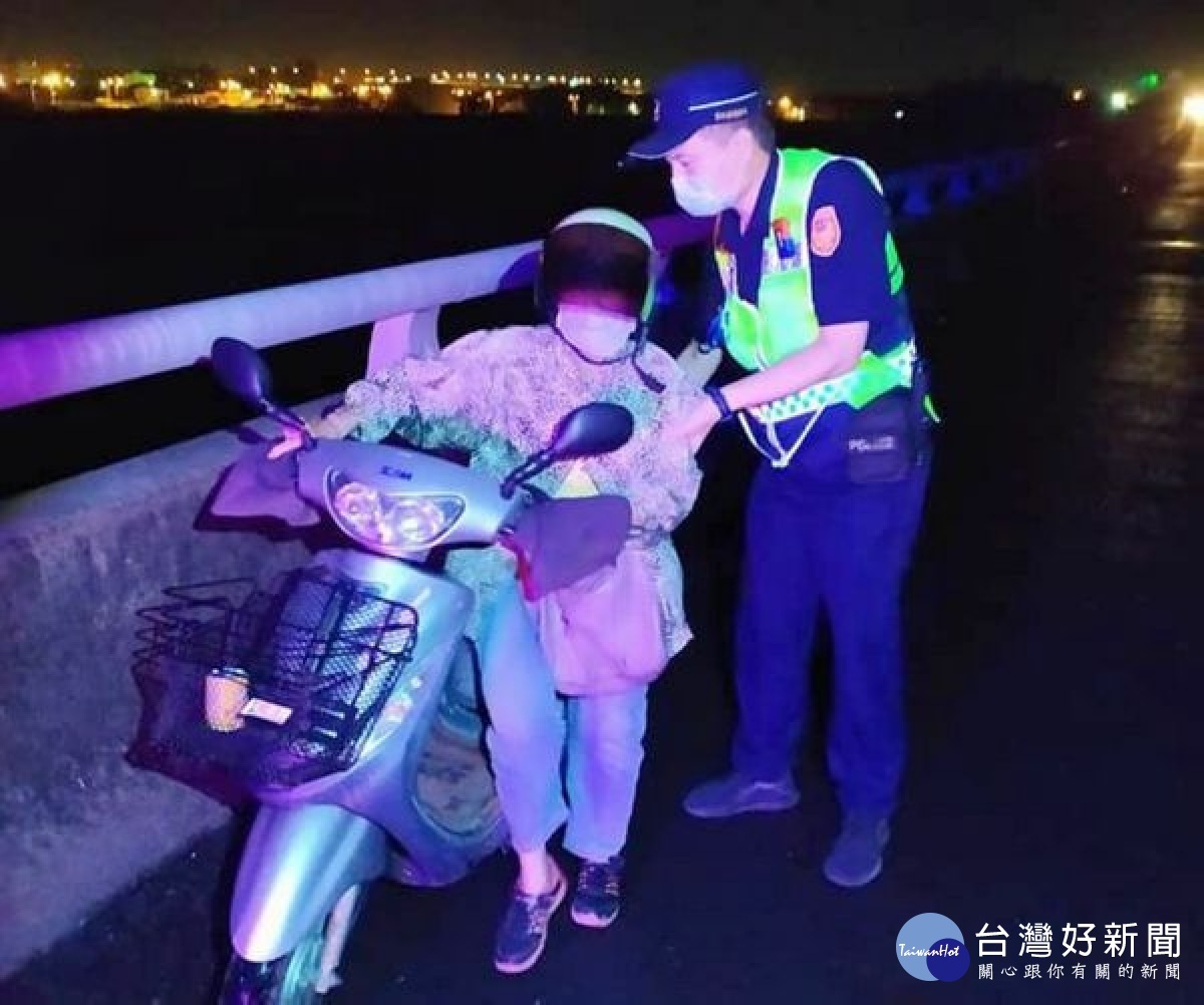 失智老婦因迷路從彰化騎車到雲林臺西,凌晨時分被機警的崙豐所巡邏員警發現,通報家屬平安帶回照料。