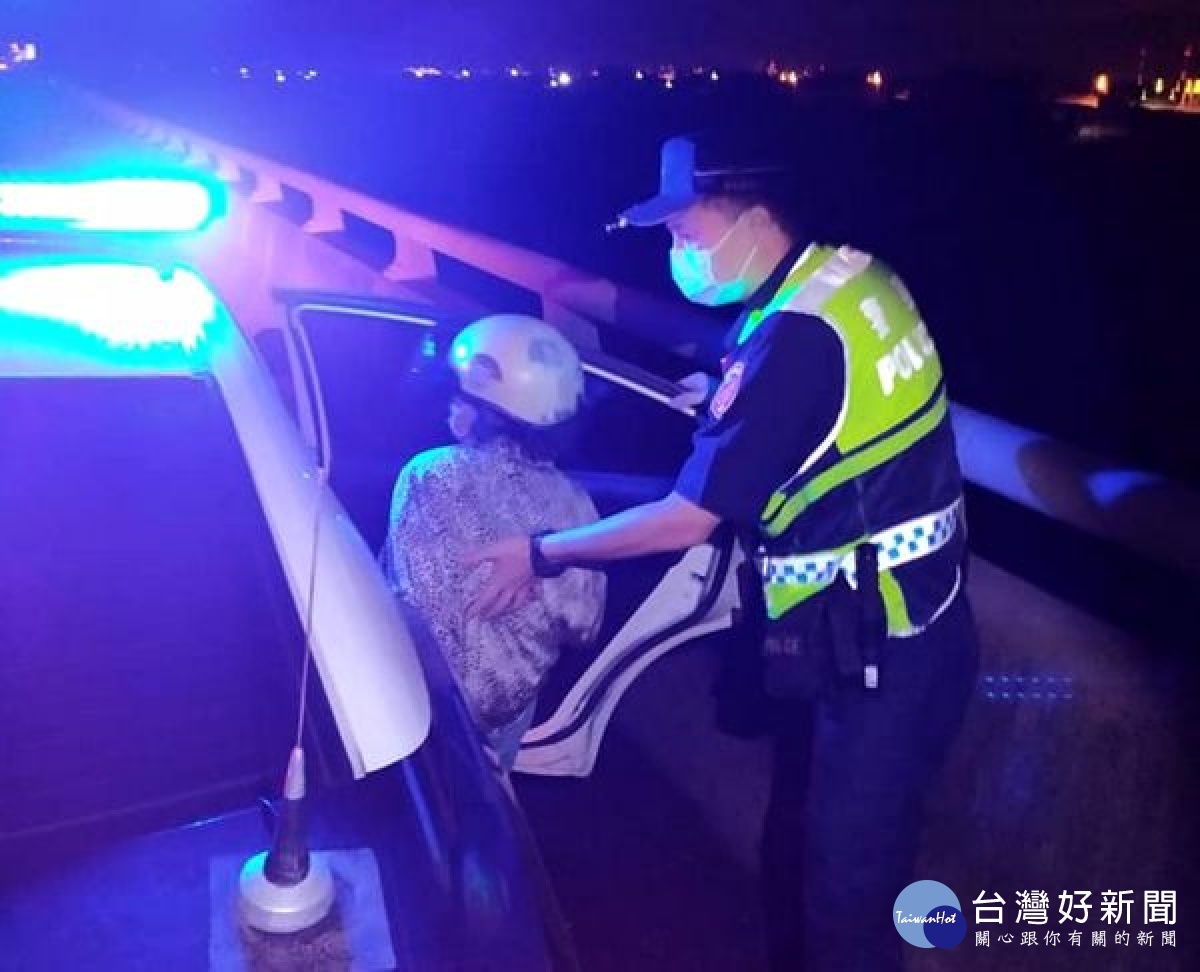 失智老婦因迷路從彰化騎車到雲林臺西,凌晨時分被機警的崙豐所巡邏員警發現,通報家屬平安帶回照料。