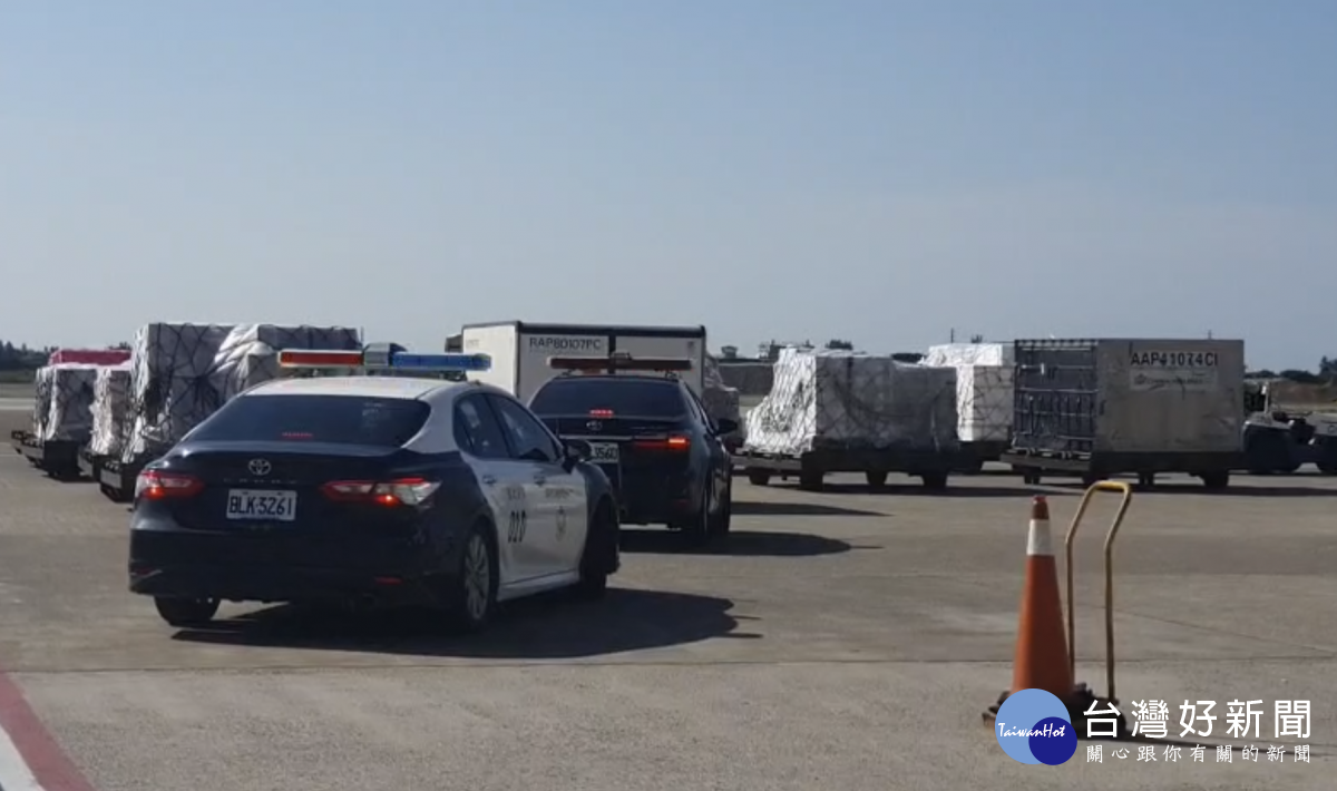 疫苗由航警局警車護送至冷鏈儲物流中心進行檢驗封緘作業