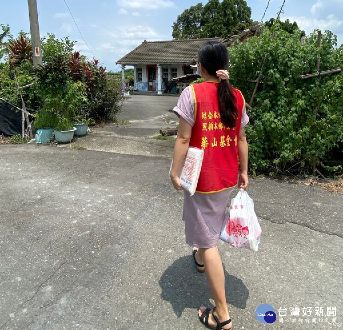 華山莿桐站懷孕八個多月的官站長,帶著防疫關懷物資探望孤老,讓缺乏生活物資的阿嬤安心,也期盼社會各界不忘支持老人服務。
