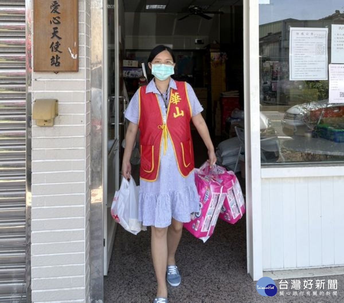 華山莿桐站懷孕八個多月的官站長,帶著防疫關懷物資探望孤老,讓缺乏生活物資的阿嬤安心,也期盼社會各界不忘支持老人服務。