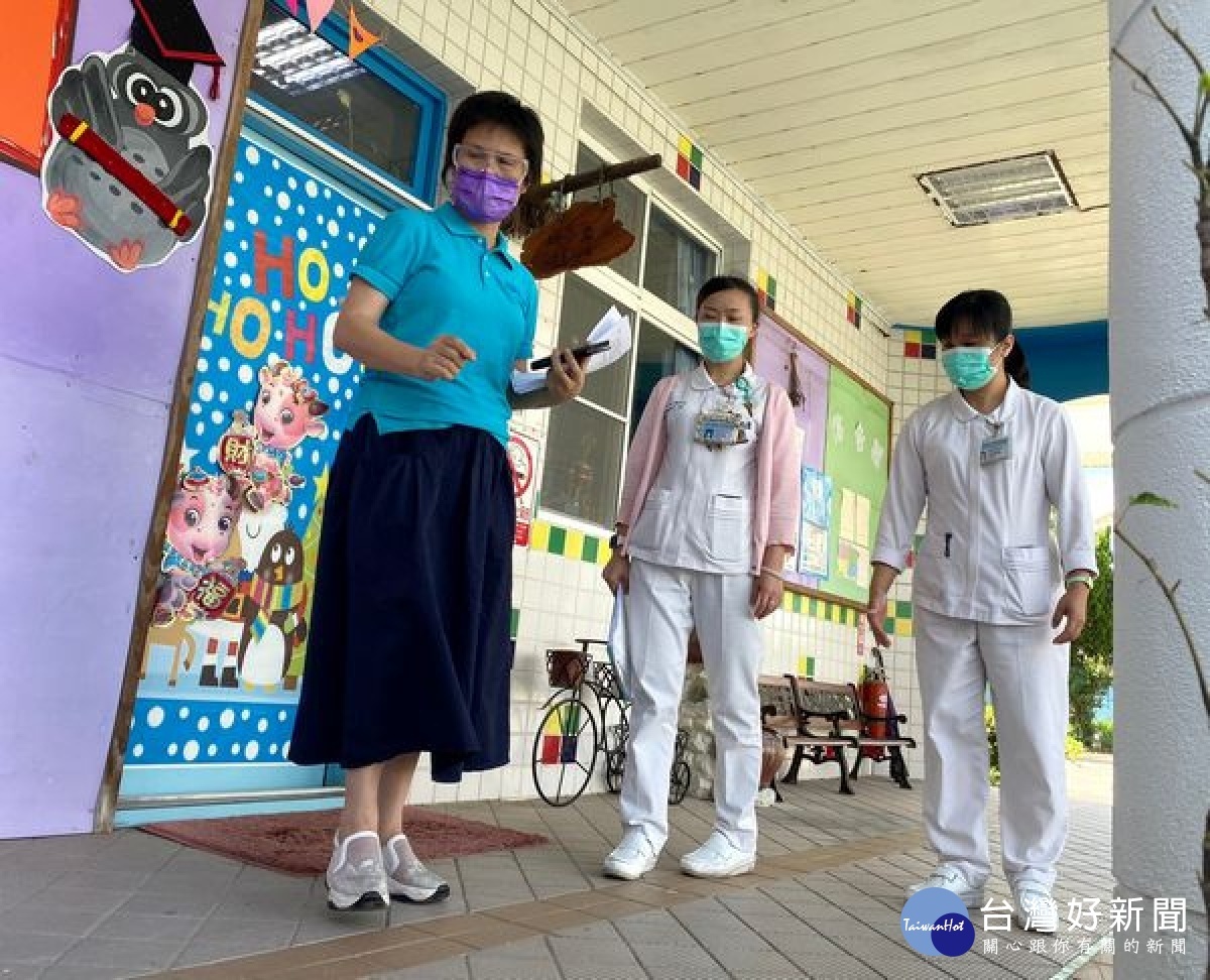 北港媽祖醫院感染管制師前往幼兒園進行防疫指導,亦感謝幼兒園協助照顧孩童,讓第一線醫護無後顧之憂為民服務。