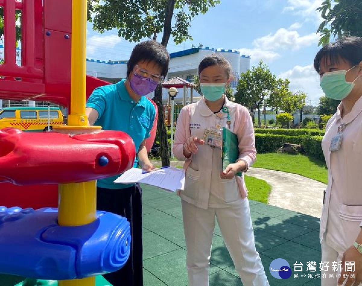 北港媽祖醫院感染管制師前往幼兒園進行防疫指導,亦感謝幼兒園協助照顧孩童,讓第一線醫護無後顧之憂為民服務。