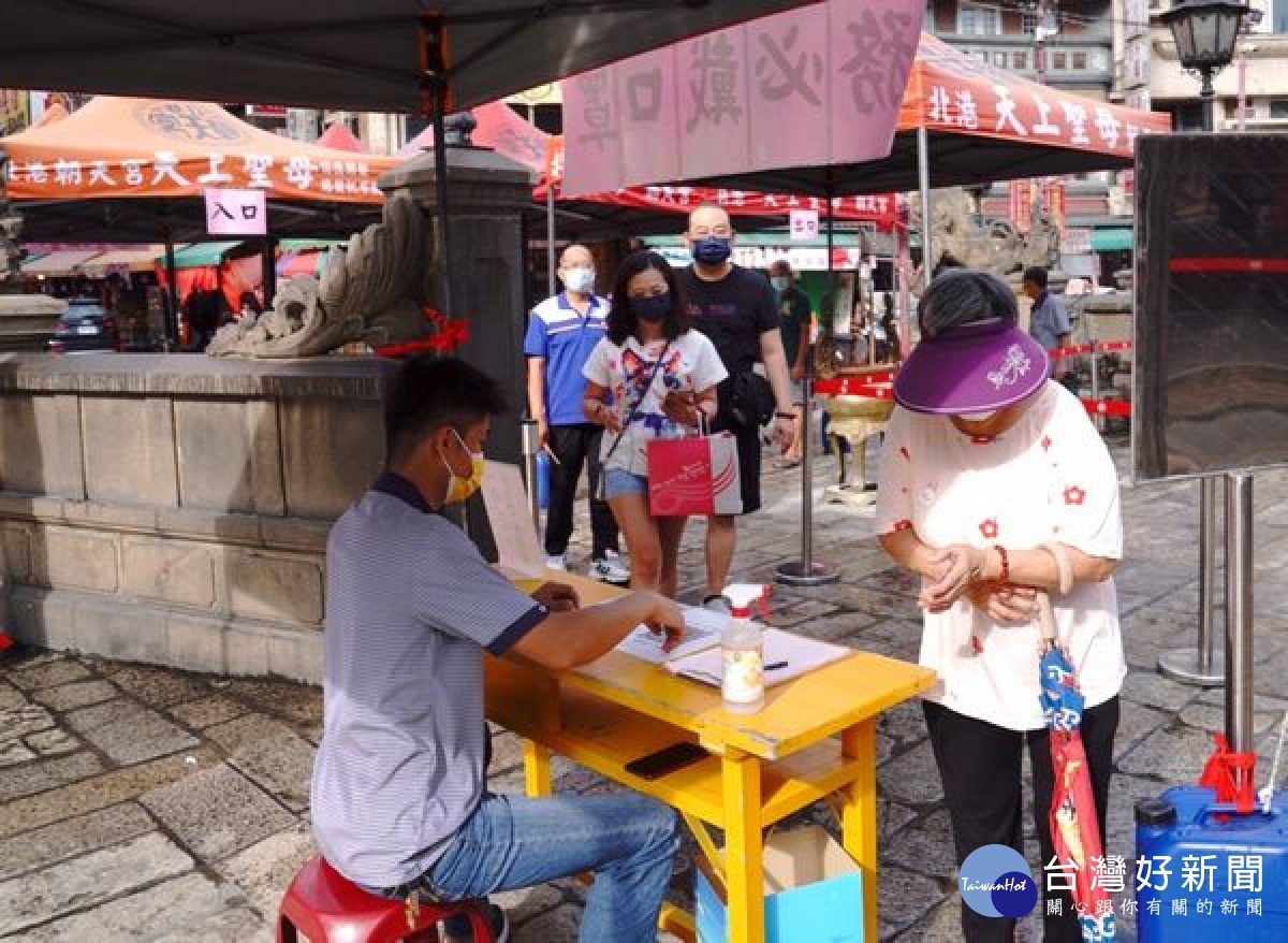 因應國內疫情警戒降級，北港朝天宮有條件開放入廟參拜，呼籲信眾落實量測體溫、酒精消毒及實名制登錄，並配合總量管制。