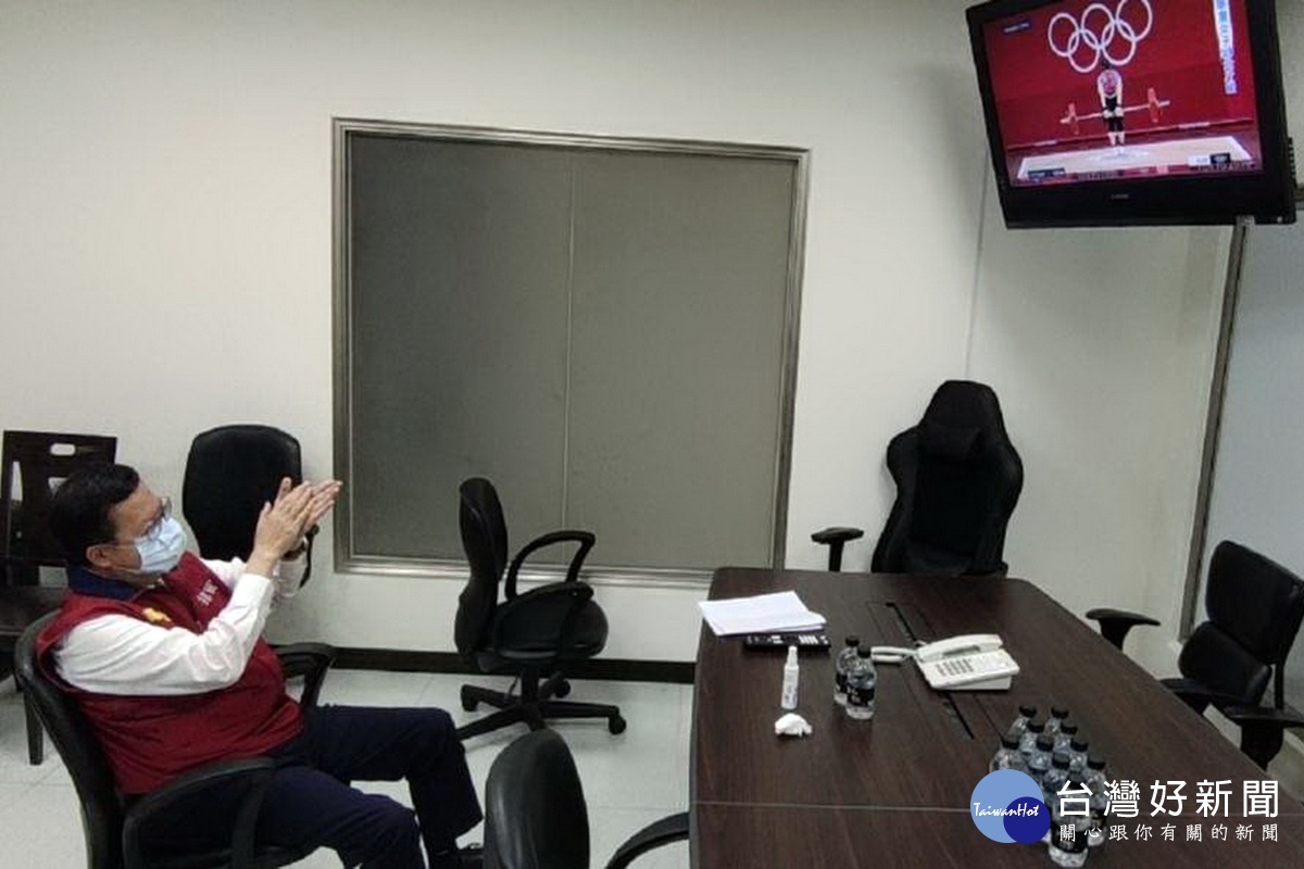 桃園市長鄭文燦利用空檔時間觀看郭婞淳舉重比賽不時掌叫好。