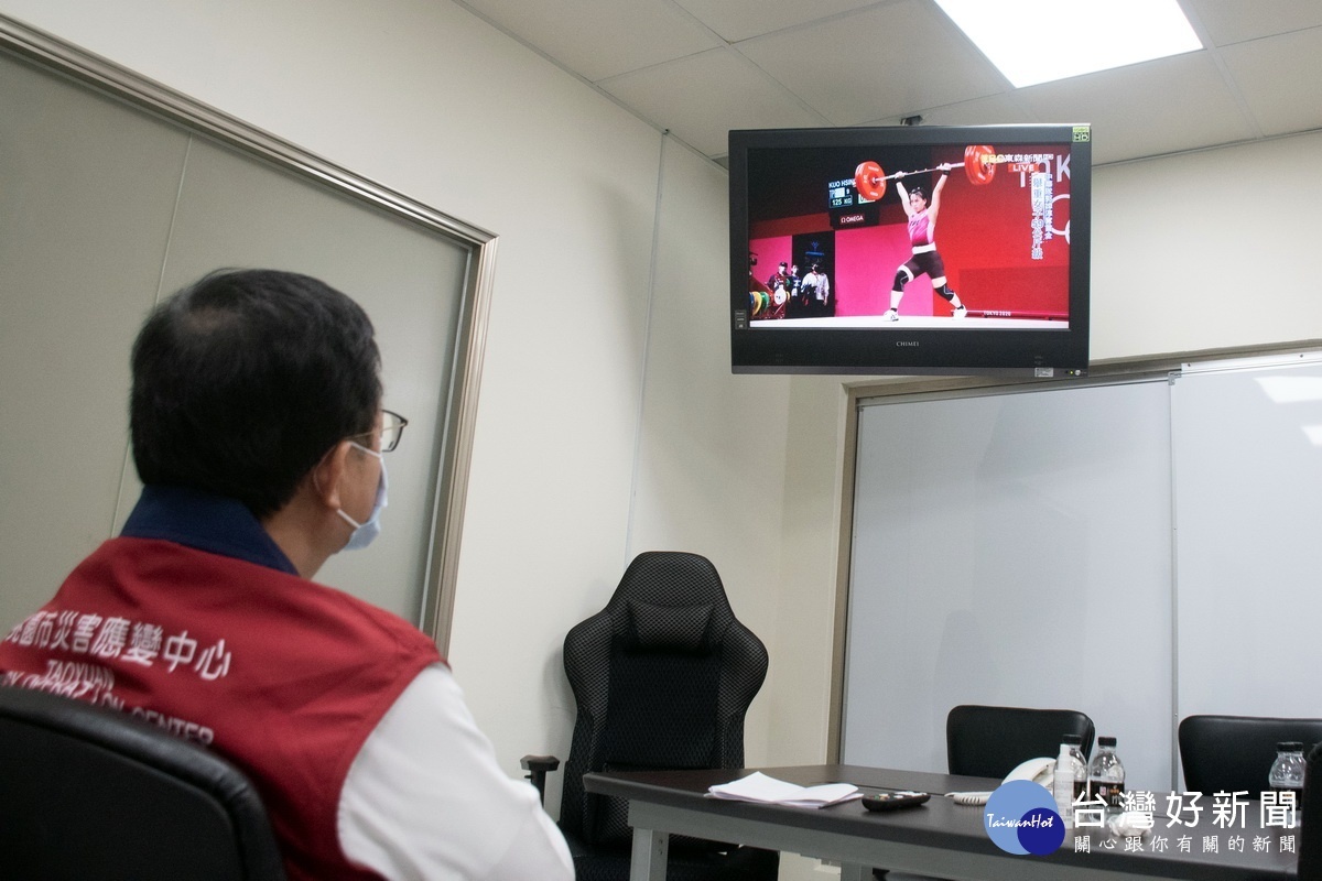 桃園市長鄭文燦利用空檔時間觀看郭婞淳舉重比賽。