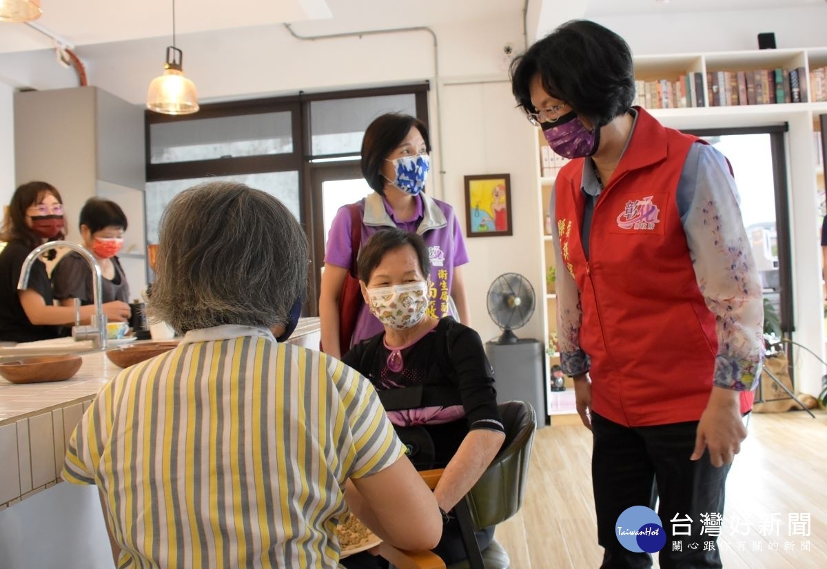 縣長王惠美視察重啟日照中心關懷長輩。圖/彰化縣政府提供