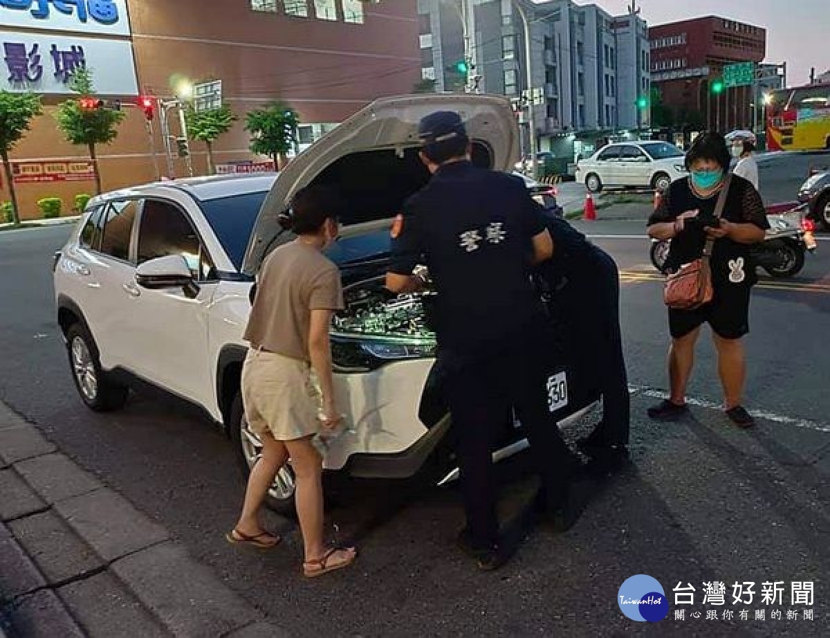 喵星人跑進汽車引擎室躲藏，為防止貓咪因引擎運轉而受傷，員警戴上手套，幾經折騰將牠安全搶救出來。