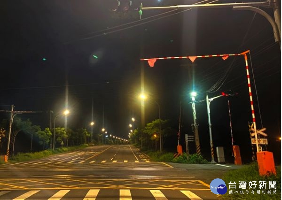 虎尾巡警發現鐵路平交道之升降桿垂落，為維護行經車輛之安全，立即連繫相關單位處置，避免憾事發生。