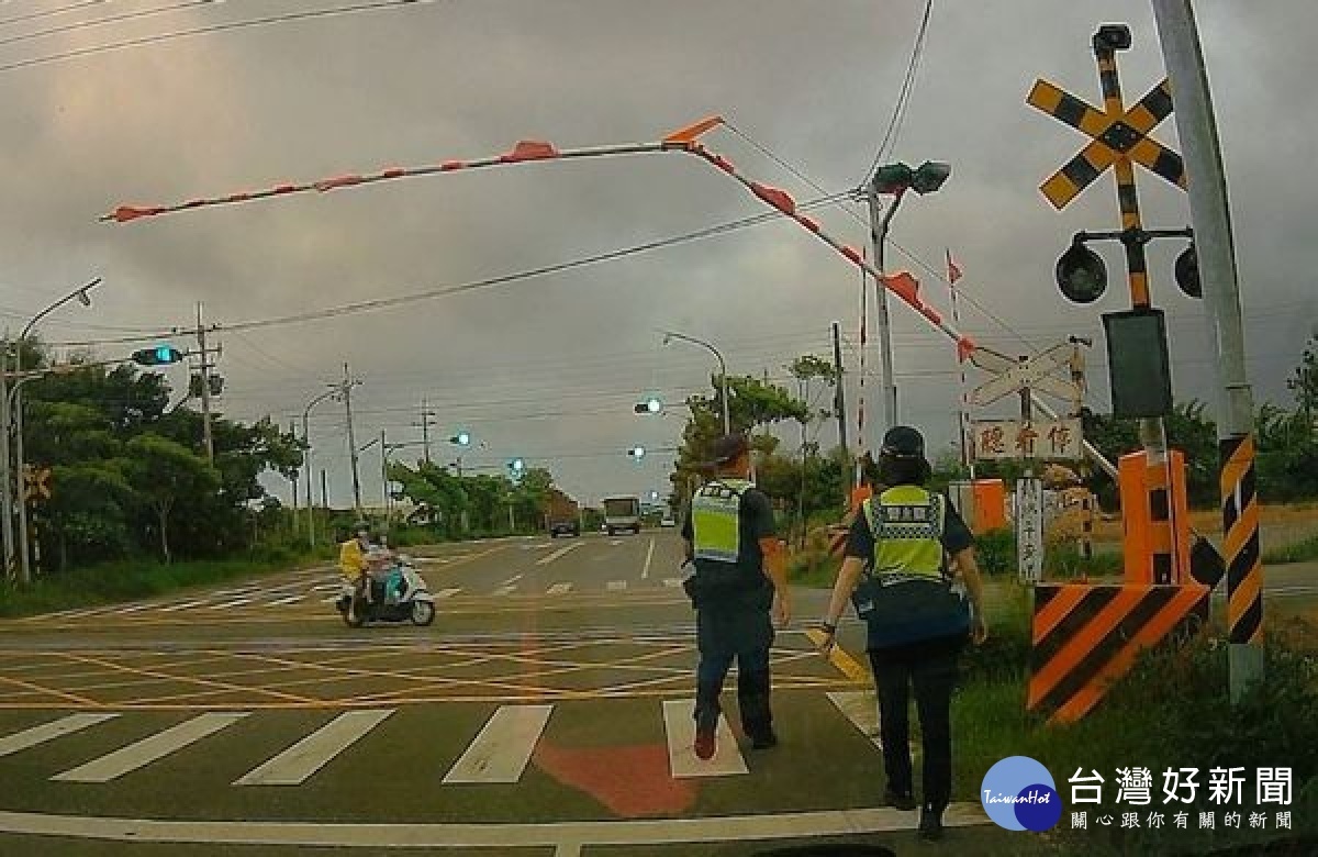 虎尾巡警發現鐵路平交道之升降桿垂落，為維護行經車輛之安全，立即連繫相關單位處置，避免憾事發生。