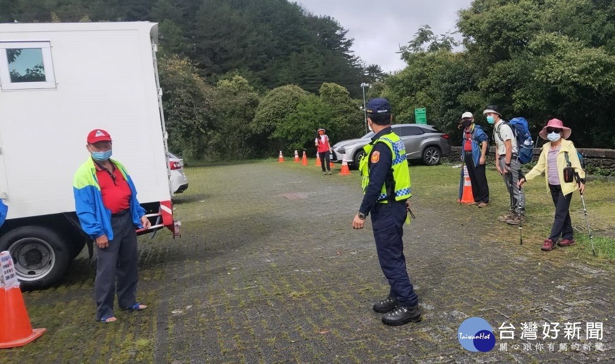 保七六大員警會在園區宣導防疫並維持秩序。