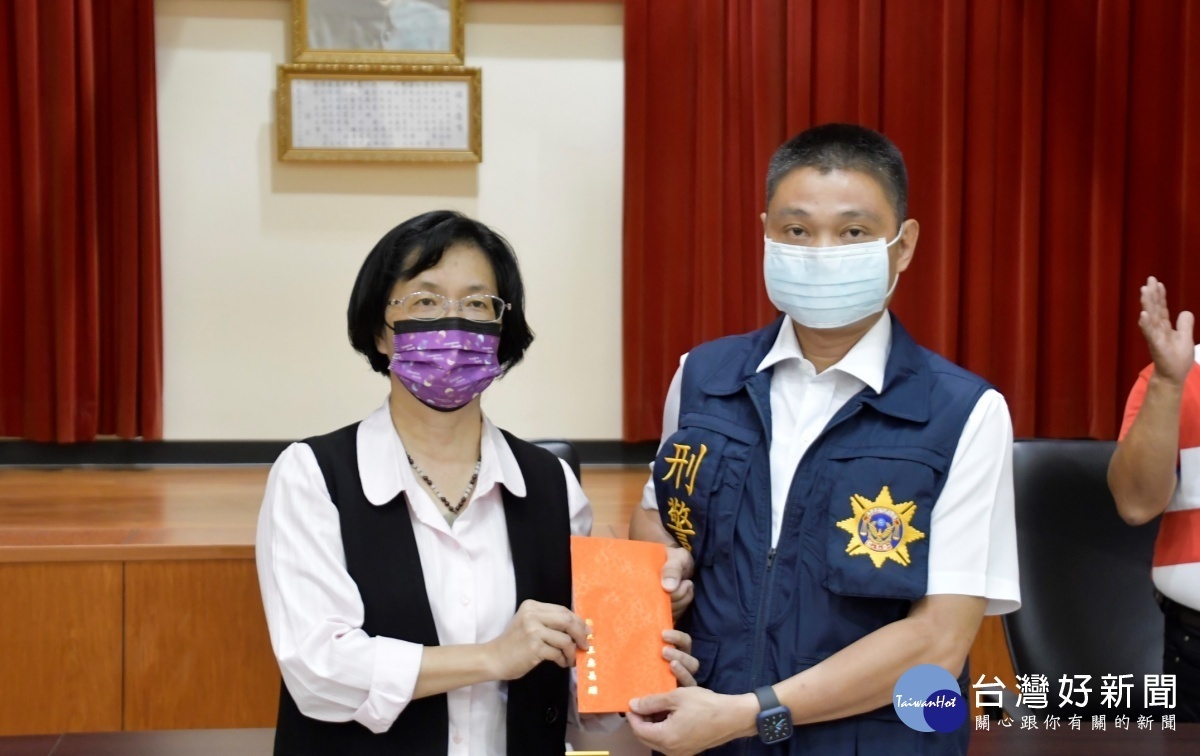 彰化縣長王惠美頒發破案獎金,給予員警高度肯定及嘉勉。圖/彰化縣政府提供