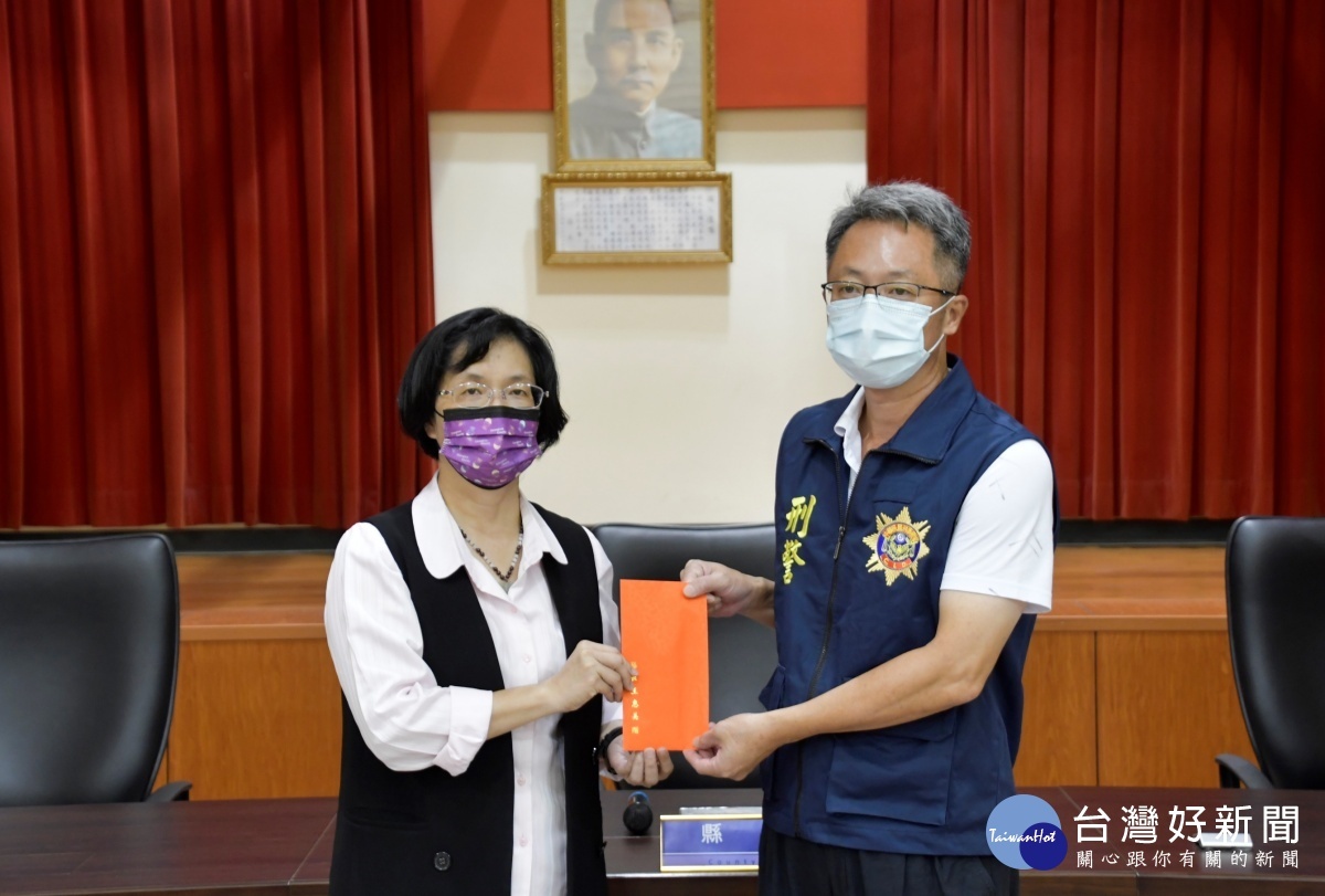 彰化縣長王惠美頒發破案獎金,給予員警高度肯定及嘉勉。圖/彰化縣政府提供