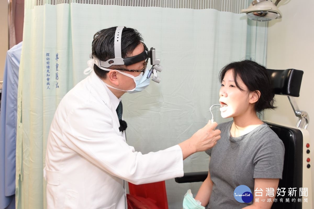 陳穆寬教授為患者進行檢查。