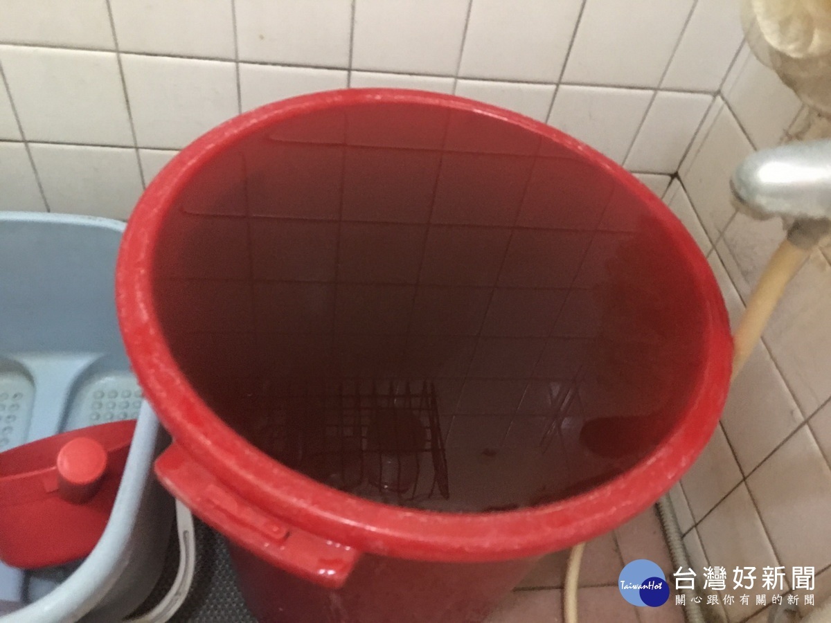 家戶收到的水是濁色的。(記者扶小萍攝)