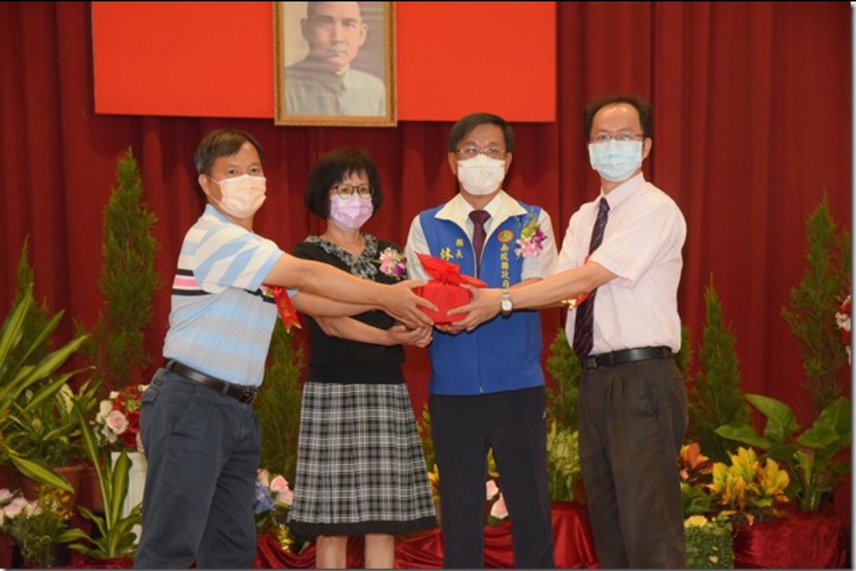 國中小校長交接。(縣府提供)