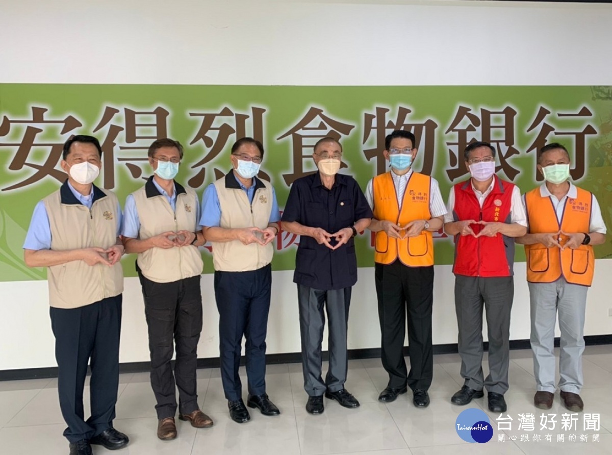 大鵬主委(中)率輔導會業管處長一行拜會安得烈慈善協會羅紹和執行長(右三),鏈結服務照顧資源。