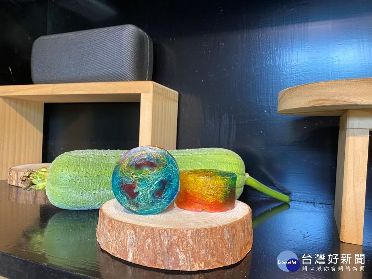 採有機、友善栽培的駿原農場絲瓜田,除了體驗田間採絲瓜,還可以用絲瓜絡作成繽紛多彩的手工皂。(圖/記者賴淑禎攝)