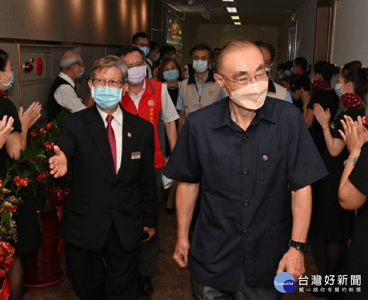 輔導會大鵬主委(右)拜會慶豐保全陳董事長(左),陳董事長率公司同仁熱情歡迎。