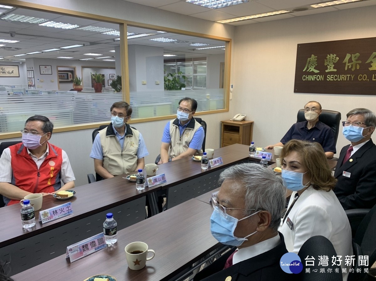 陳勇志董事長(右一)率總經理蘇麗華(右前二)、副總經理魏偉鵬(右前一)向大鵬主委簡介慶豐保全公司,輔導會服務照顧處處長虞思祖(左三)、就養處處長厲以剛(左二)及新北市榮服處長林火土(左一)陪同