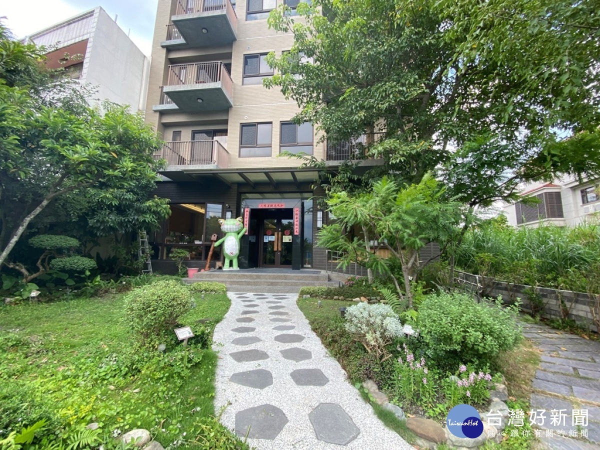 兩腳詩集環保旅館講究環境生態跟環保用續,在旅館前庭有蜜源植物跟友善通道。(圖/記者賴淑禎攝)