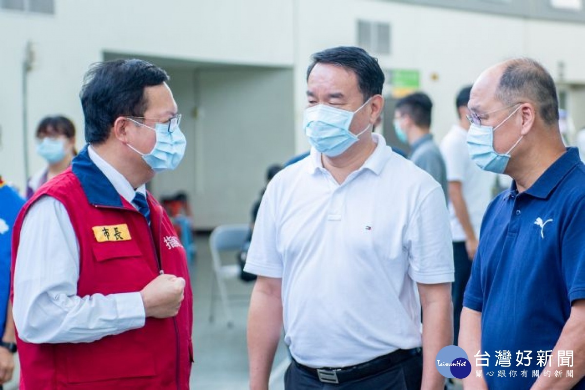 鄭市長與國立體育大學邱炳坤校長一同視察接種站運作情形