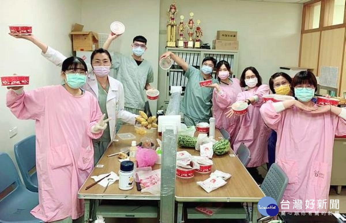 北英獅子會為感謝醫護人員辛勞與無私的付出,由會長鄭彩玲等人送上美味料理「偉哥上菜」的愛心餐點,溫暖所有醫護的心。