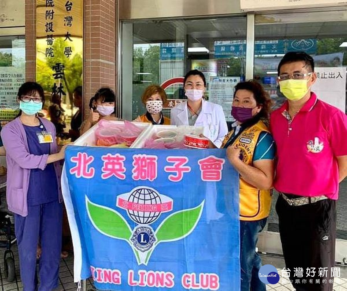 北英獅子會為感謝醫護人員辛勞與無私的付出,由會長鄭彩玲等人送上美味料理「偉哥上菜」的愛心餐點,溫暖所有醫護的心。