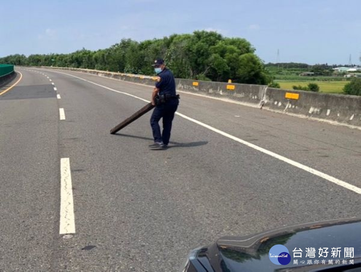 下崙警方獲報臺61快速道路上有枕木掉落,阻礙車輛通行,員警迅即到場警戒與疏導交通,並排除障礙,路過駕駛紛紛伸手比讚肯定。