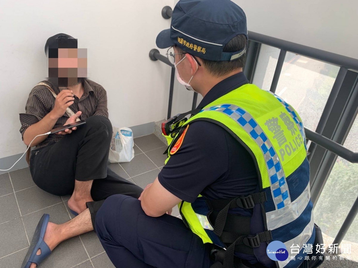 友人私吞工資不願還,男子沒錢繳房租流落街頭,警關懷協助