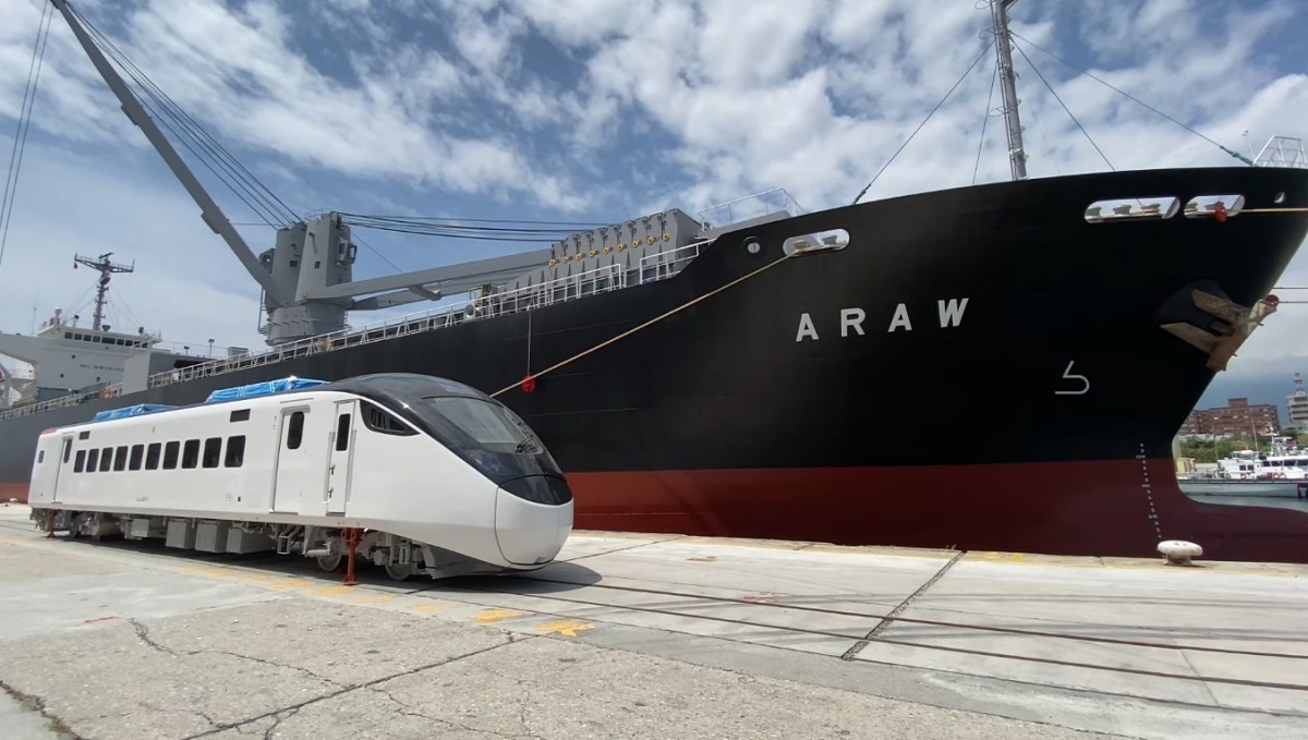 台鐵新購50列600輛EMU3000城際列車，其首列列車30日已自日本運抵花蓮港8號碼頭。（圖／台鐵影音專區YouTube）