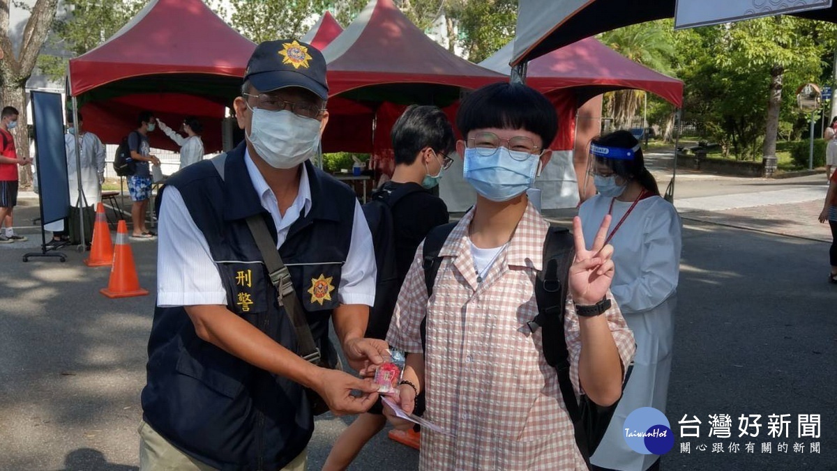 警方特送上平安香囊祝考生順利。（中興分局提供）