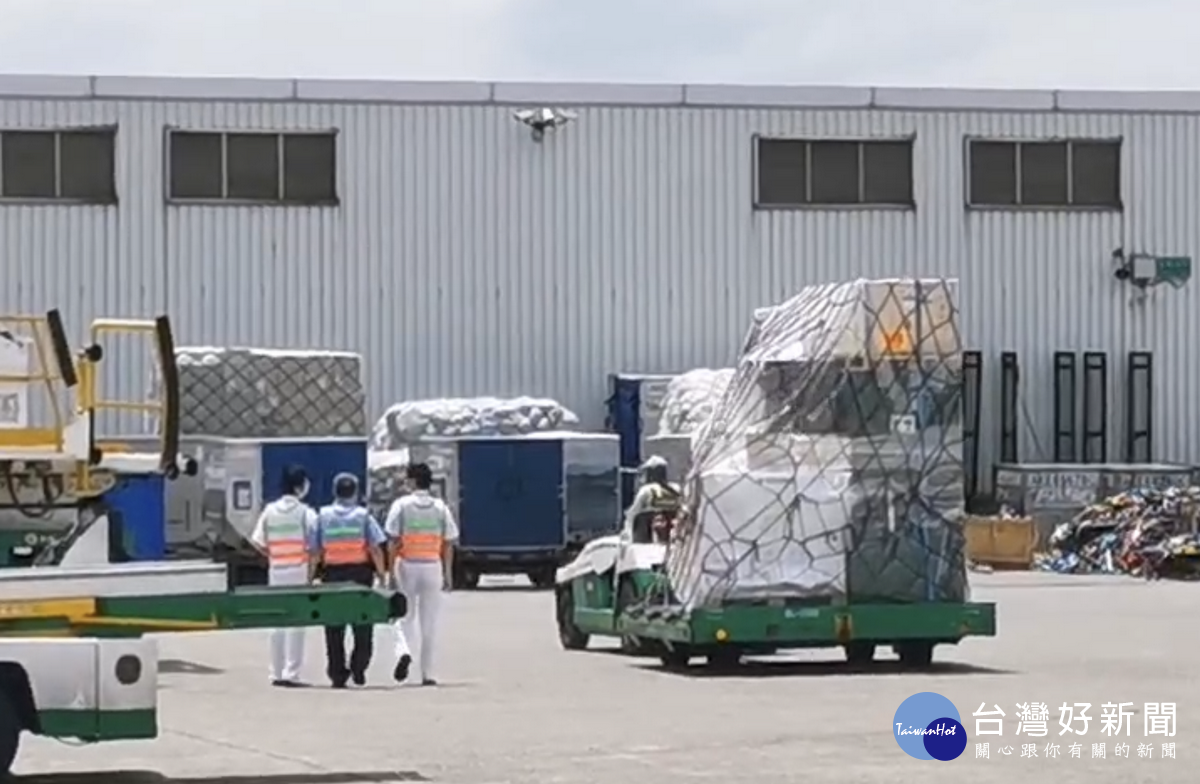 疫苗拖往倉儲經通關程序後運送至冷鏈儲物流中心進行檢驗封緘作業