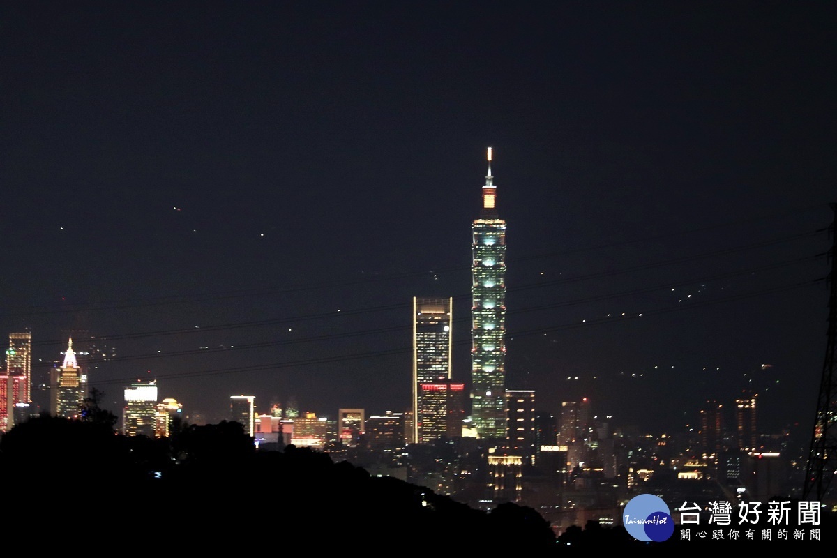 「黑水咖啡廳」遠眺台北101大樓的美麗夜景。