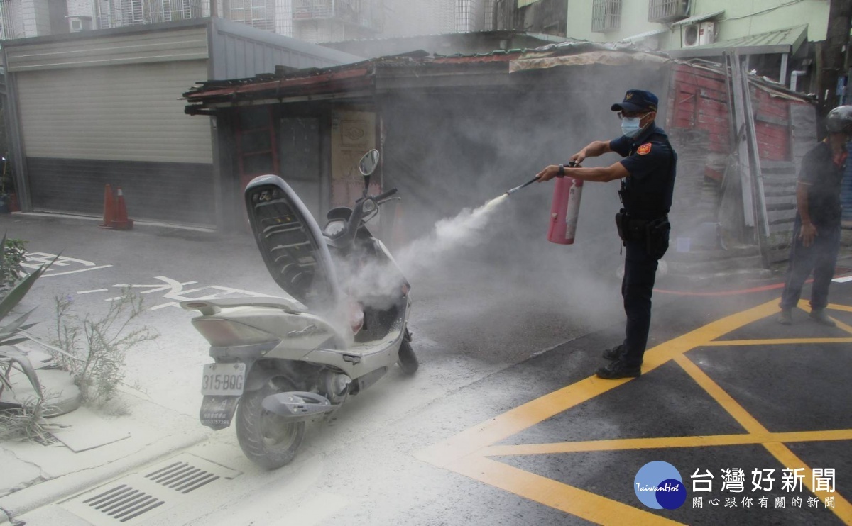 機車冒煙車主嚇傻，警急撲滅幸未釀災