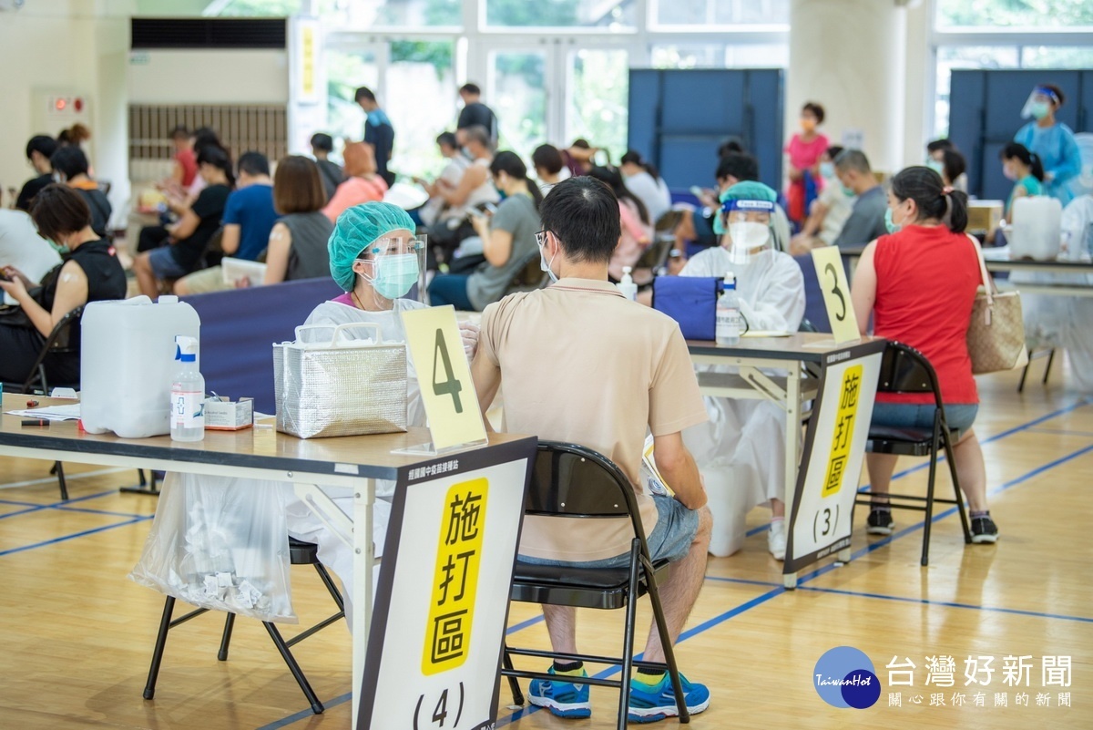 桃園市長鄭文燦前往社區接種站視察疫苗接種運作情形。