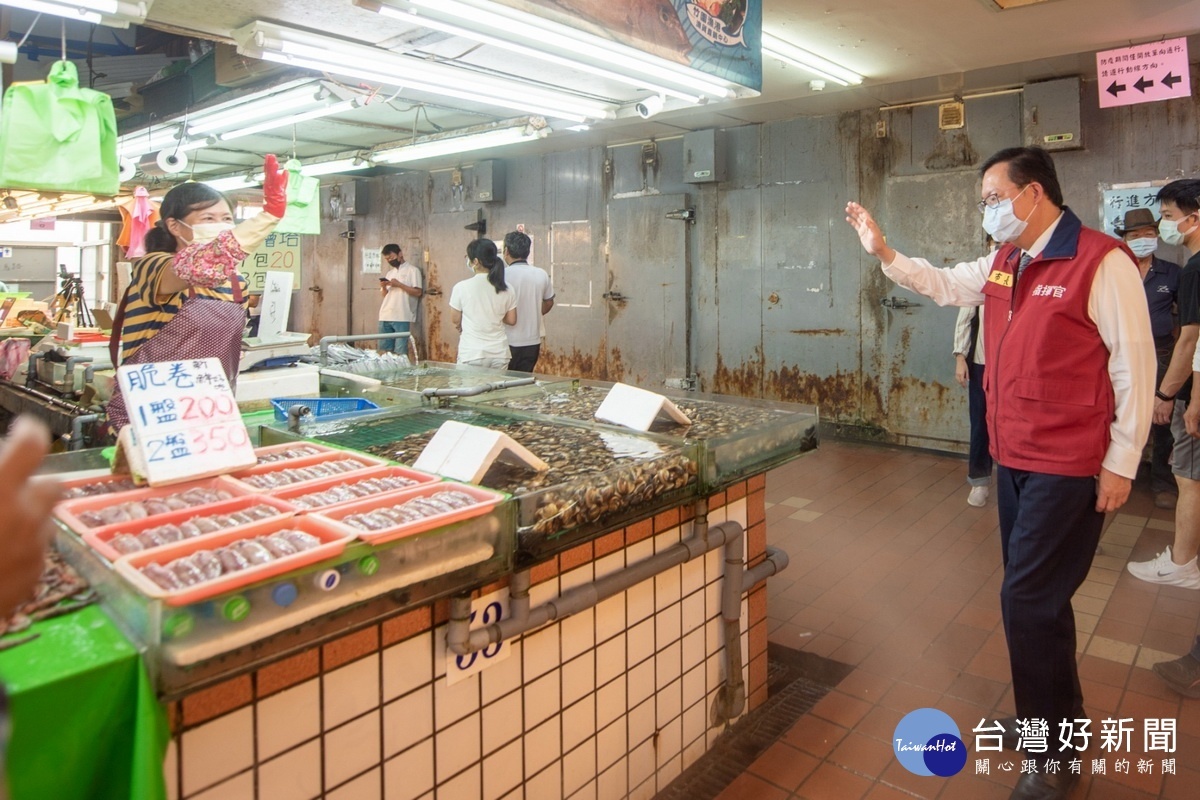 桃園市長鄭文燦前往竹圍漁港魚貨直銷中心視察防疫作為及分流情形。