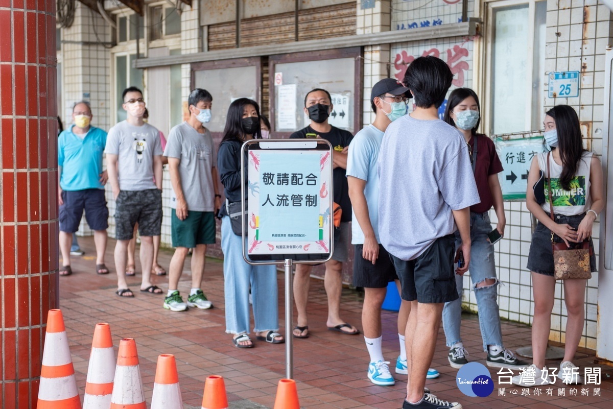 桃園市長鄭文燦指示直銷中心外增設帳棚，為排隊民眾遮陽擋雨，減少等候不便。