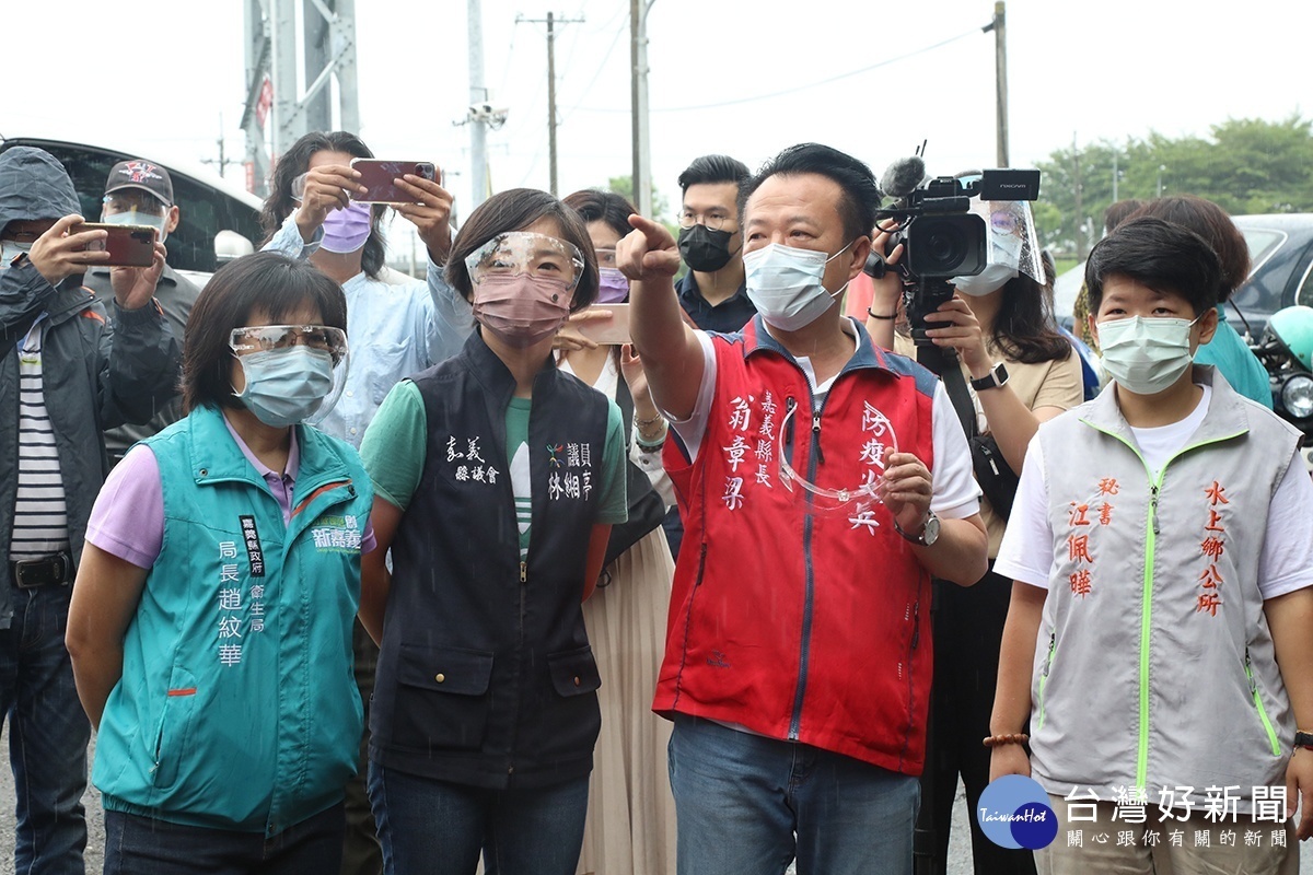 嘉義縣長翁章梁前往擴大篩檢站關心民眾採檢情況／陳致愷翻攝