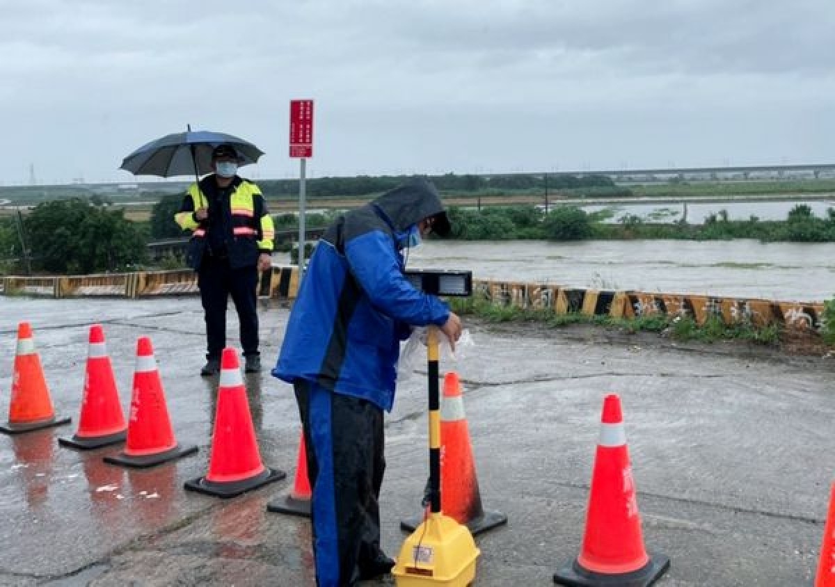持續性降雨造成北港警分局轄區多處積水，分局動員警力隨時監控管轄之道路與橋梁水位，籲請民眾提高警覺。