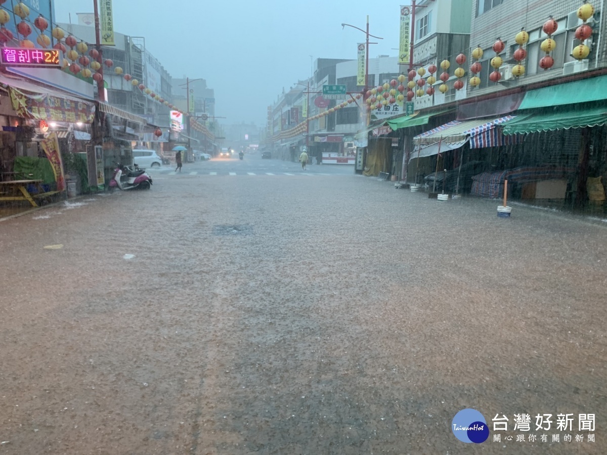 嘉義縣新港鄉奉天宮前商圈嚴重積水，水深及小腿／陳致愷翻攝